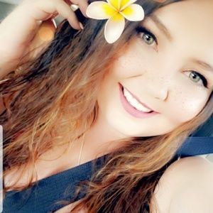 Meet your Posher, Becca